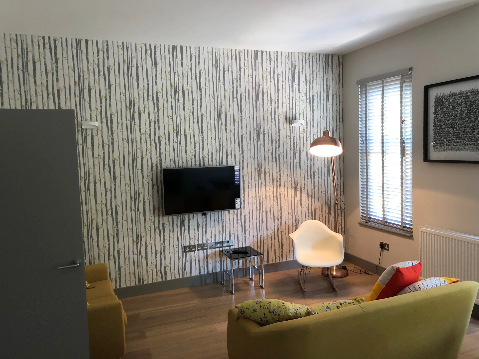 2-Bed Flat, Cavendish Road, Clapham - Living Room Let property Cavendish Road Clapham SW4 - stylish living room with feature wallpaper